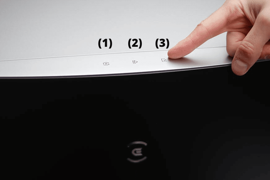 Die Bedienelemente an der Ecovacs Deebot X1 OMNI Station werden mit dem Finger berührt